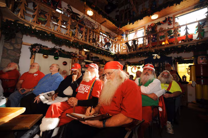 Những học viên được nhận vào trường Charles W. Howard Santa Claus đến từ nhiều quốc gia như Mỹ, Canada, Đan Mạch, Na Uy...