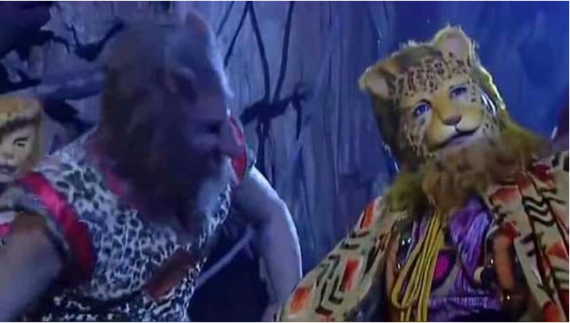 Khi mới ra khỏi thành Trường An, Đường Tăng vô tình lạc vào Hổ huyệt - nơi trú ngụ của 3 yêu quái: Dần tướng quân (hổ thành tinh), Hùng sơn quân (gấu thành tinh) và Đặc xử sĩ (trâu rừng thành tinh).