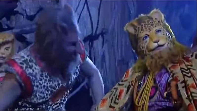 Khi mới ra khỏi thành Trường An, Đường Tăng vô tình lạc vào Hổ huyệt - nơi trú ngụ của 3 yêu quái: Dần tướng quân (hổ thành tinh), Hùng sơn quân (gấu thành tinh) và Đặc xử sĩ (trâu rừng thành tinh).