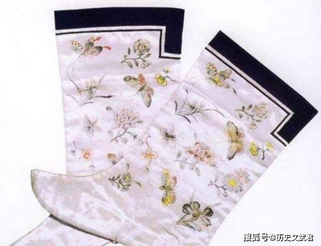 Trong số này có việc những thợ may thêu những hoa văn, họa tiết tinh tế lên đôi tất. Thông thường, mỗi đôi tất mất khoảng 7 - 8 ngày để hoàn thành.