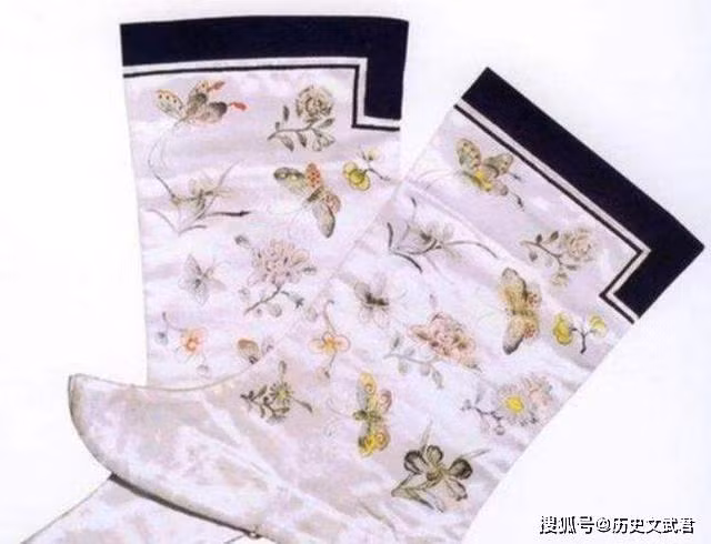 Trong số này có việc những thợ may thêu những hoa văn, họa tiết tinh tế lên đôi tất. Thông thường, mỗi đôi tất mất khoảng 7 - 8 ngày để hoàn thành.