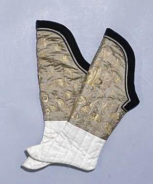 Theo một số nghiên cứu của giới chuyên gia, mỗi năm, Từ Hi Thái hậu chi khoảng 10 vạn lạng bạc để làm tất. Để hoàn thành số tất cho thái hậu cần tới 3.000 công thợ.