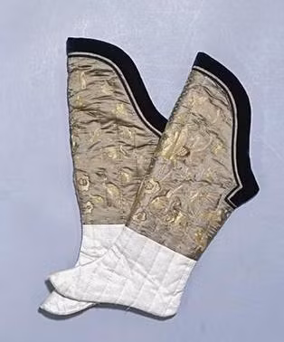 Theo một số nghiên cứu của giới chuyên gia, mỗi năm, Từ Hi Thái hậu chi khoảng 10 vạn lạng bạc để làm tất. Để hoàn thành số tất cho thái hậu cần tới 3.000 công thợ.