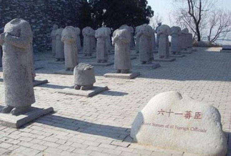 Thậm chí, đến thời Ngũ đại Thập quốc, một viên quan tiết độ sứ tên là Ôn Thao đưa hơn 10 vạn người đến khai quật Càn Lăng nhưng ra về tay trắng vì lý do giống như trên.