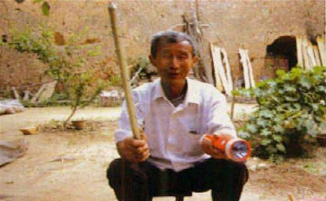 Khi tìm hiểu về lăng mộ của Võ Tắc Thiên, các chuyên gia phát hiện có một người biết lối vào. Người này chính là ông lão họ Ngô. Theo lời kể của ông Ngô, tổ tiên của ông làm công việc canh giữ lăng mộ. Công việc trông giữ Càn Lăng được gia tộc của ông truyền từ đời này sang đời khác.