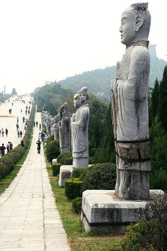 Theo các nhà nghiên cứu lịch sử, Võ Tắc Thiên chết khi nhà Đường thịnh vượng. Do vậy, bà hoàng này được chôn cất trong lăng mộ với nhiều vàng bạc châu báu cùng nhiều đồ tùy táng giá trị.