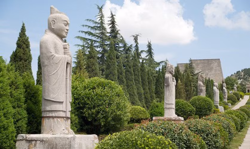 Dù ngoài 60 tuổi nhưng ông Ngô vẫn đều đặn đi tuần quanh Càn Lăng mỗi ngày. Do lối vào lăng mộ phải giữ bí mật nên chỉ những người làm công việc này mới được biết. Theo đó, ông không tiết lộ bí mật lối vào với bất cứ ai, kể cả vợ con.