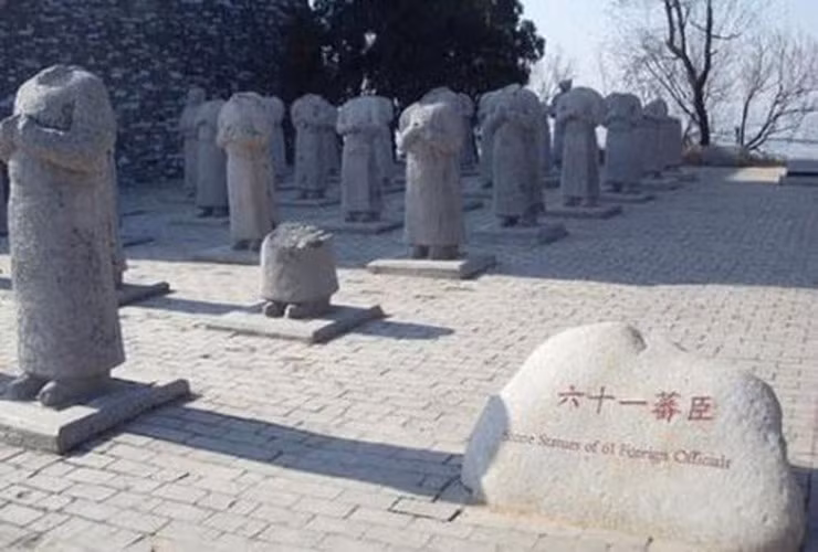 Thậm chí, đến thời Ngũ đại Thập quốc, một viên quan tiết độ sứ tên là Ôn Thao đưa hơn 10 vạn người đến khai quật Càn Lăng nhưng ra về tay trắng vì lý do giống như trên.