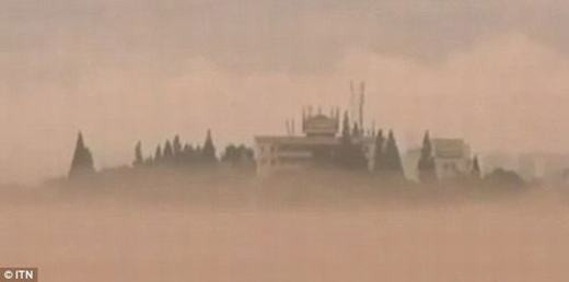 Khi xem các bức ảnh chụp "thành phố ma", nhiều người nhận thấy bóng dáng của các tòa nhà, cây cối... Cảnh tượng kỳ lạ này diễn ra trong khoảng 30 phút trước khi biến mất.