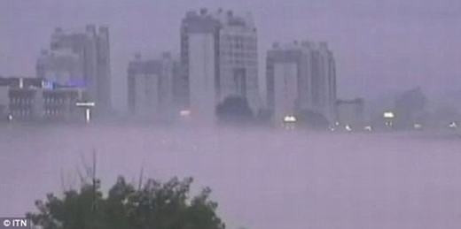 Điều này xảy ra khi ánh sáng từ các tòa nhà cao tầng phản chiếu các vật thể ở xa (có thể nằm trên đường chân trời), kết hợp với sự tương phản nhiệt độ khiến chúng trở nên cao hơn và in hình ảnh lên không trung.