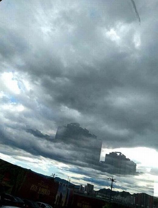 Theo lời kể của các nhân chứng, "thành phố ma" xuất hiện vào buổi chiều. Một số người dùng máy ảnh, điện thoại chụp cảnh tượng kỳ bí này.