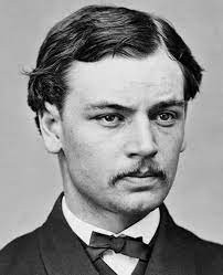 Do bị mọi người xô đẩy nên Robert bị đẩy sát vào toa tàu trong khi chờ tới lượt mình. Khi đoàn tàu bắt đầu chuyển bánh, Robert bị kéo ngã xuống phía dưới khoảng trống giữa toa tàu và sân ga. May mắn là Edwin kịp thời kéo Robert lên khu vực an toàn của sân ga. Nhờ vậy, con trai Tổng thống Lincoln bình an vô sự.