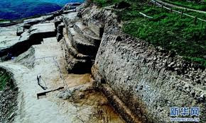 Thêm nữa, bên trong mộ cổ còn có nhiều đá quý với đủ kích thước, màu sắc khác nhau. Theo kết quả nghiên cứu của các chuyên gia, số đá quý này có nguồn gốc từ phương Tây.