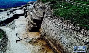 Thêm nữa, bên trong mộ cổ còn có nhiều đá quý với đủ kích thước, màu sắc khác nhau. Theo kết quả nghiên cứu của các chuyên gia, số đá quý này có nguồn gốc từ phương Tây.