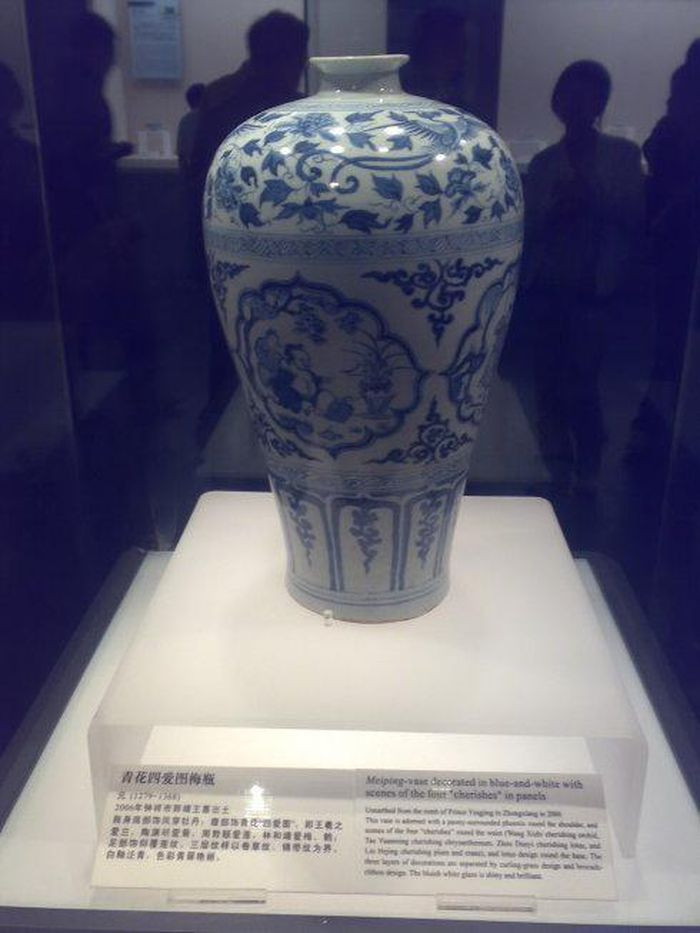 Theo ước tính của các chuyên gia, chiếc bình này trị giá hơn 3.550 tỷ đồng.