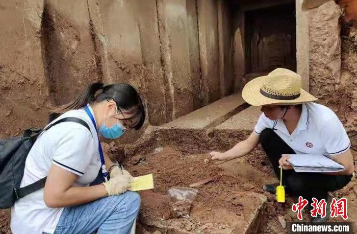 Dù vậy, bên trong mộ của Lương Trang Vương vẫn còn khá nhiều đồ tùy táng. Vào năm 2001, các chuyên gia khảo cổ Trung Quốc tiến hành cuộc khai quật toàn diện mộ cổ này.