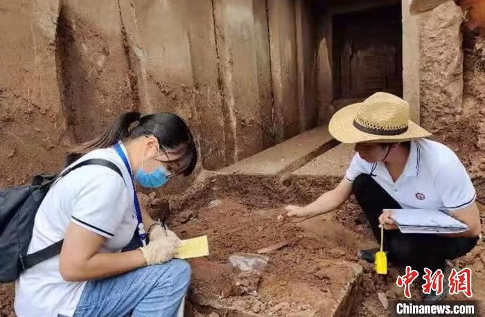 Dù vậy, bên trong mộ của Lương Trang Vương vẫn còn khá nhiều đồ tùy táng. Vào năm 2001, các chuyên gia khảo cổ Trung Quốc tiến hành cuộc khai quật toàn diện mộ cổ này.