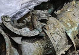 Do nhiều lần bị trộm mộ đào bới đánh cắp cổ vật nên ngôi mộ bị hư hại khá nghiêm trọng. Thêm nữa, mộ cổ cũng bị ngập nước do mạch nước ngầm tràn vào bên trong.