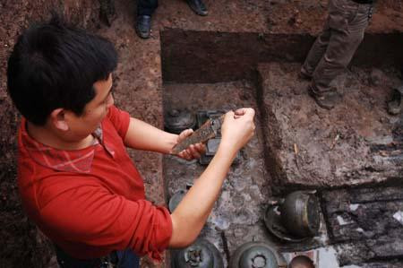 Đây cũng là lý do vì sao ngôi mộ của Lương Trang Vương trở thành mục tiêu nhòm ngó của nhiều tên trộm mộ.