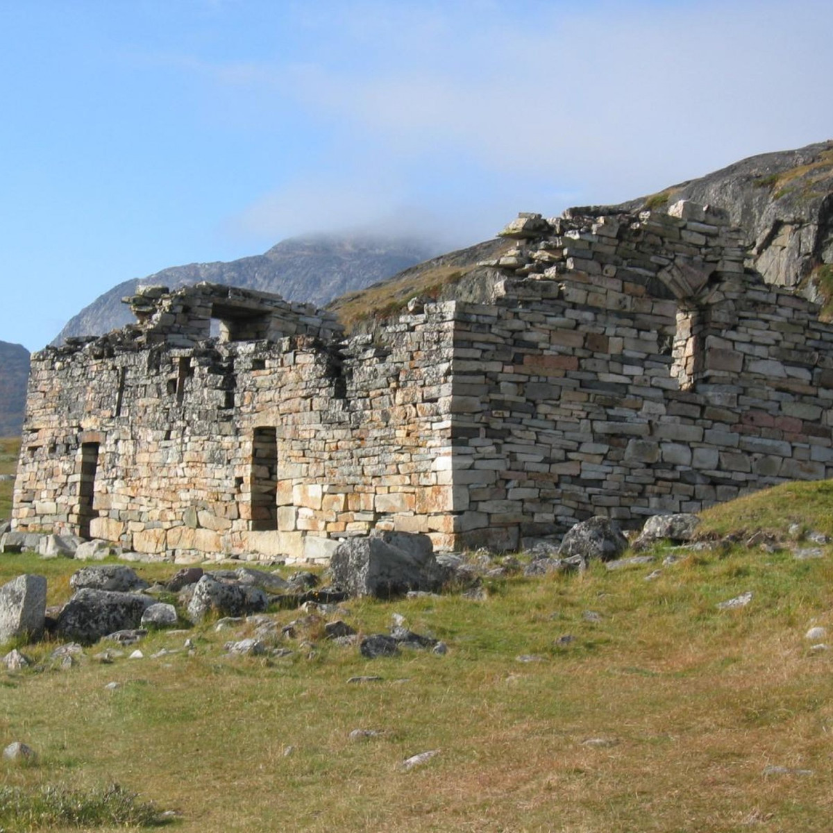 Tuy nhiên, đến thế kỷ 15, dấu vết về việc cư trú của người Viking ở Greenland dần biến mất. Trong suốt nhiều năm, các nhà khoa học nỗ lực tìm kiếm lời giải cho sự biến mất của người Viking tại vùng đất này.