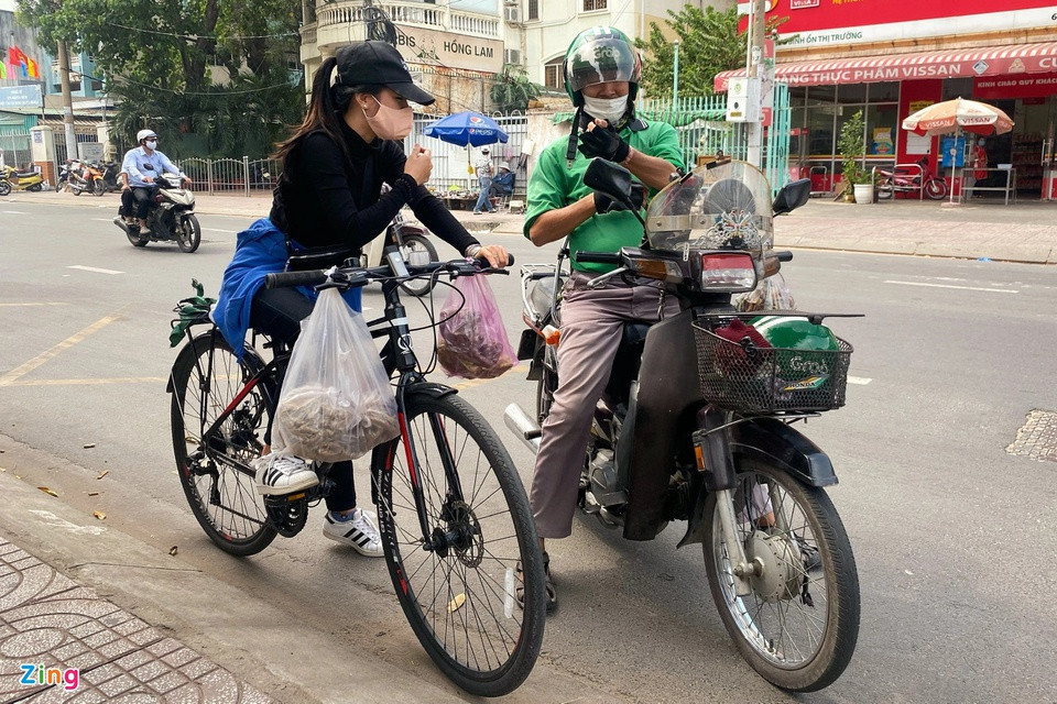 Đạp xe khắp TP.HCM giúp người: 6 tháng qua, Trúc Ly (29 tuổi, Phú Yên), giáo viên mầm non, không về quê tránh dịch mà ở lại TP.HCM, mỗi ngày đạp xe khắp các quận để giúp đỡ người khó khăn. “Tôi cứ đi ra khỏi nhà chứ không biết sẽ giúp ai. Nhiều khi định chạy qua giúp người này nhưng trên đường gặp vài ba hoàn cảnh khó khăn khác, lại chẳng thể làm ngơ”, cô nói với Zing. Không chỉ tặng quà, Ly còn dành nhiều thời gian ngồi xuống tâm sự để hiểu được hoàn cảnh của từng người. Nữ giáo viên mong được gặp gỡ và giúp đỡ nhiều cá nhân, đem đến cho họ niềm vui nho nhỏ trong thời điểm khó khăn. Ảnh: Huệ Lâm.