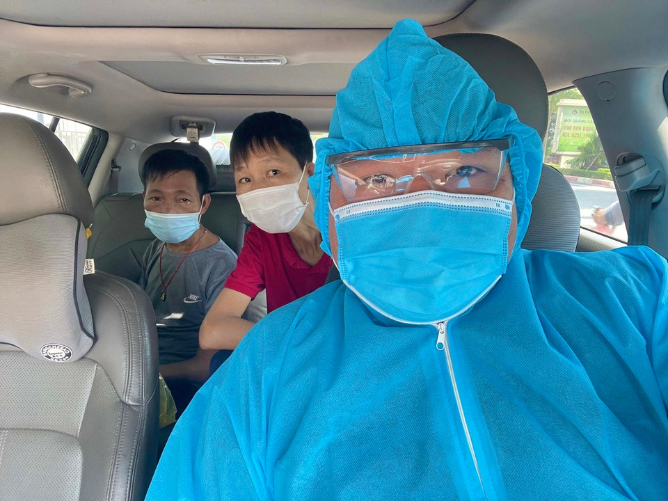 Xe 0 đồng chở bệnh nhân trong dịch: Từ khi Hà Nội thực hiện giãn cách xã hội theo Chỉ thị 17, nhóm thiện nguyện “Những chuyến xe yêu thương” kết nối qua các bệnh viện trong thành phố để hỗ trợ đưa bệnh nhân về quê hoặc từ nhà tới nơi điều trị. Theo anh Bình Minh - người sáng lập nhóm, nhóm hiện có khoảng 100 thành viên, cả nam và nữ, ở nhiều tỉnh, thành khác nhau. Hơn 1 năm qua, nhóm hoạt động đều đặn, ưu tiên đưa bệnh nhân ngoại tỉnh có hoàn cảnh khó khăn, điều trị lâu ngày trong các bệnh viện ở thủ đô về tận nhà. Các tài xế đều dùng xe cá nhân, tự lo mọi chi phí xăng xe, cầu đường, thậm chí kêu gọi hỗ trợ thêm cho những hoàn cảnh đặc biệt. Ảnh: NVCC.