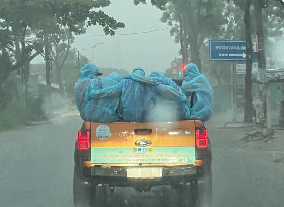 Nhóm TNV đội mưa 2 tiếng: Giữa tháng 7, trên xe đi phun khử khuẩn, nhóm TNV hỗ trợ chống dịch tại TP.HCM bất ngờ gặp cơn mưa lớn. Không kịp chuẩn bị áo mưa, cũng không tìm được chỗ trú, tất cả ngồi trên thùng chiếc xe bán tải đành chịu trận. Suốt 2 tiếng, các thành viên động viên nhau, thi thoảng choàng tay ôm chặt người bên cạnh dưới làn mưa xối xả cho khỏi ngã. Hình ảnh này khiến nhiều người không khỏi xúc động. Ảnh: NVCC.