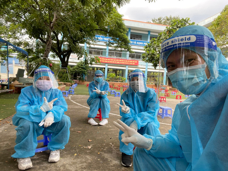 F0 khỏi bệnh xin đi chống dịch: 9 người trong gia đình không may mắc Covid-19, sau khi điều trị khỏi, vợ chồng anh Nguyễn Trọng Hoàng (38 tuổi, Phó giám đốc công ty sản xuất bao bì tại TP.HCM) cùng vợ là chị Lưu Ngọc Anh và 2 em gái đi tình nguyện chống dịch. Bên cạnh người thân, anh còn khuyến khích nhân viên, đồng nghiệp tham gia. Với anh Hoàng, đây là cách để trả ơn y, bác sĩ, tình nguyện viên vất vả nơi tuyến đầu. Không chỉ góp sức, anh còn đề xuất và thuyết phục ban giám đốc công ty mình tài trợ ly giấy, tô giấy, hộp cơm giấy cho nhiều bệnh viện tuyến đầu trên toàn quốc trong thời gian dịch bùng phát. Ảnh: NVCC.