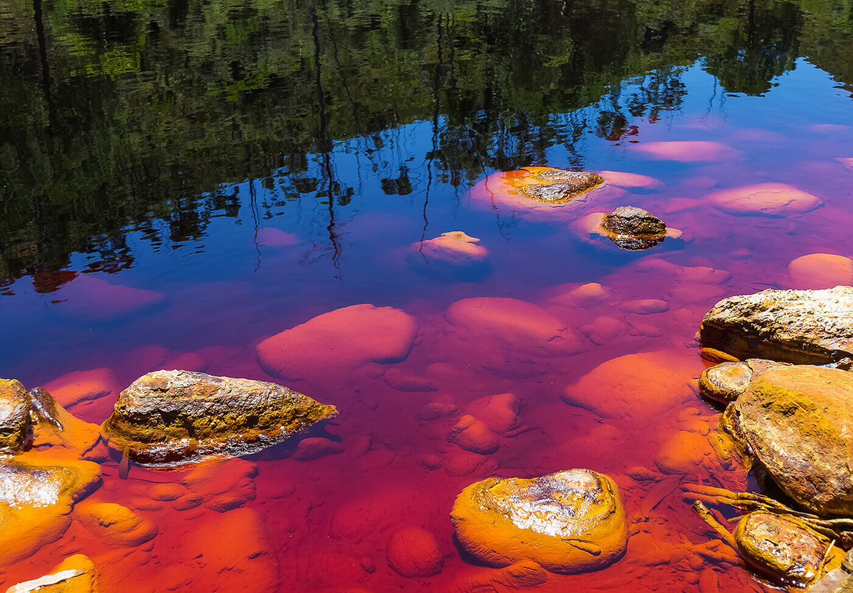 Nằm ở phía tây nam Tây Ban Nha, sông Rio Tinto bắt nguồn từ vùng núi Andalusia chảy theo hướng Nam - Tây Nam đến vịnh Cádiz tại Huelva.