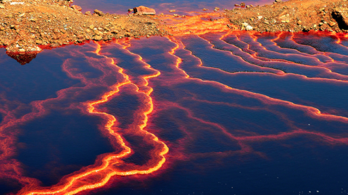 Trước việc một đoạn sông Rio Tinto có màu đỏ như máu, giới chuyên gia đã vào cuộc và tiến hành các nghiên cứu nhằm làm sáng tỏ bí mật.