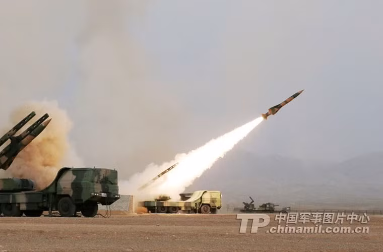 Đạn tên lửa dùng cho hệ thống KS-1 dài 5,6m, đường kính thân 0,4m, sải cánh 1,2m, trọng lượng 886kg, lắp đầu đạn nặng 100kg. Đạn sử dụng động cơ nhiên liệu rắn với lực đẩy kép cho phép đạt tầm bắn từ 500m tới 25km, tầm bắn xa từ 7-42km. Nguồn ảnh: Chinamil