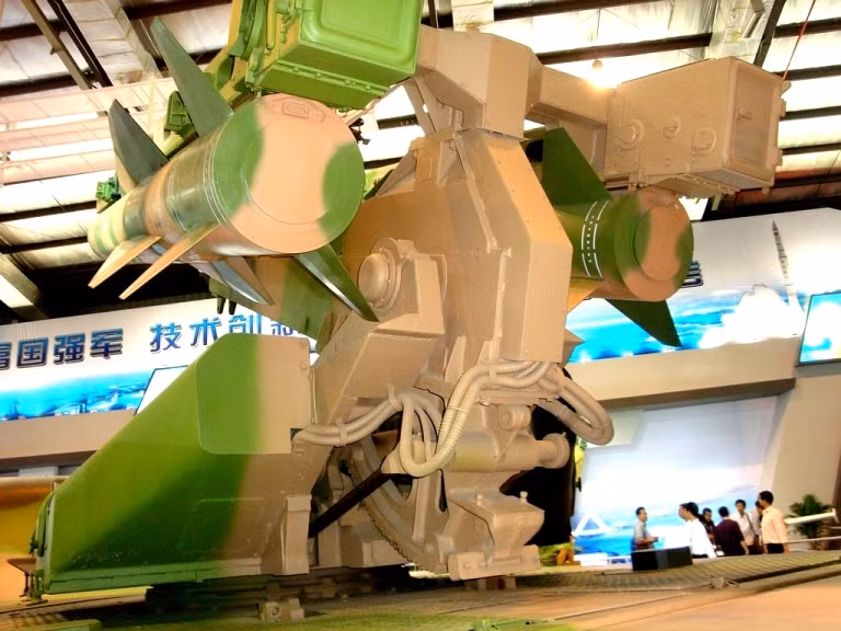 Không rõ kiểu thiết kế này có ưu điểm gì, tuy nhiên nó có vô số nhược điểm rõ ràng. Trong chiến đấu, động cơ tên lửa phải được khởi động trước khi hệ thống treo bung ra, nếu không quả đạn sẽ rơi ngay trên đầu bệ phóng. Việc tái nạp tên lửa cũng gặp rất nhiều khó khăn, không rõ tại sao Trung Quốc lại thiết kế cơ cấu phóng kỳ lạ như vậy. Nguồn ảnh: Ausairpower