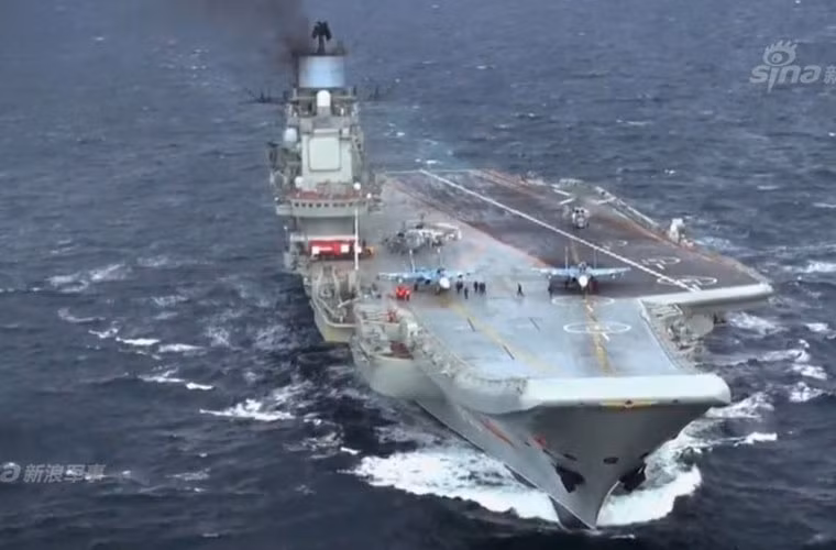 Cuối tháng vừa rồi, tàu sân bay Đô đốc Kuznetsov đã rời biển Địa Trung Hải lên đường về cảng để bước vào cuộc đại tu nâng cấp lớn. Các phóng viên đi theo tàu đã quay lại nhiều hình ảnh đẹp, hiếm hoạt động trên boong và trong tàu sân bay. Nguồn ảnh: Sina