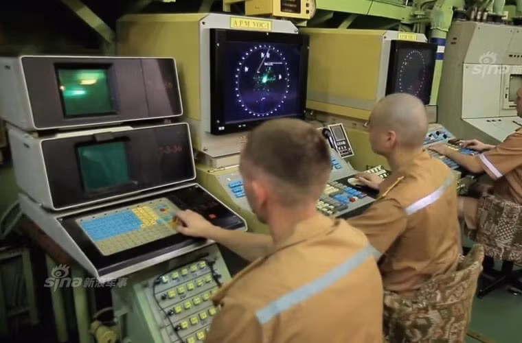 Quân phục của thủy thủ tàu sân bay cũng không được đẹp mắt và hầm hố so với thủy thủ Mỹ. Nguồn ảnh: Sina