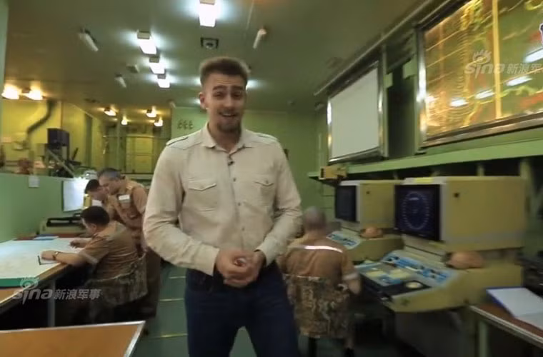 Phóng viên bên trong phòng điều khiển hệ thống giám sát. Nguồn ảnh: Sina