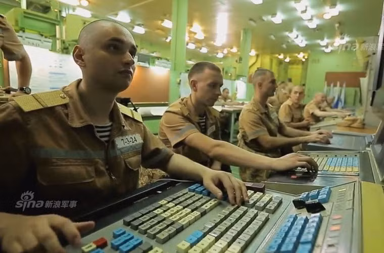 Kênh truyền hình Nga cũng giới thiệu những hình ảnh hiếm khi được cống bố - chính là hoạt động bên trong phòng chỉ huy, phòng điều khiển – kiểm soát hệ thống radar, vũ khí của tàu sân bay. Nguồn ảnh: Sina