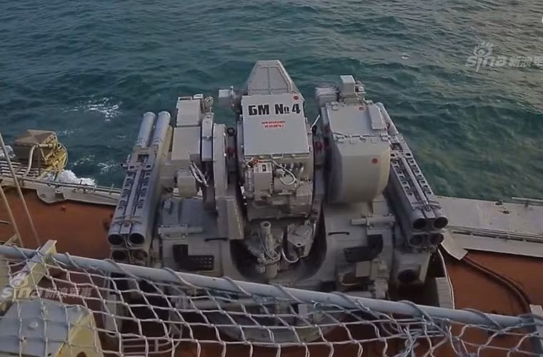 Cận cảnh tổ hợp pháo – tên lửa phòng không Kashtan trên tàu sân bay. Nguồn ảnh: Sina