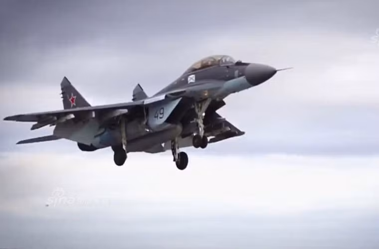 Tiêm kích hạm MiG-29K – dự kiến sẽ thay thế Su-33 trong tương lai gần. Nguồn ảnh: Sina