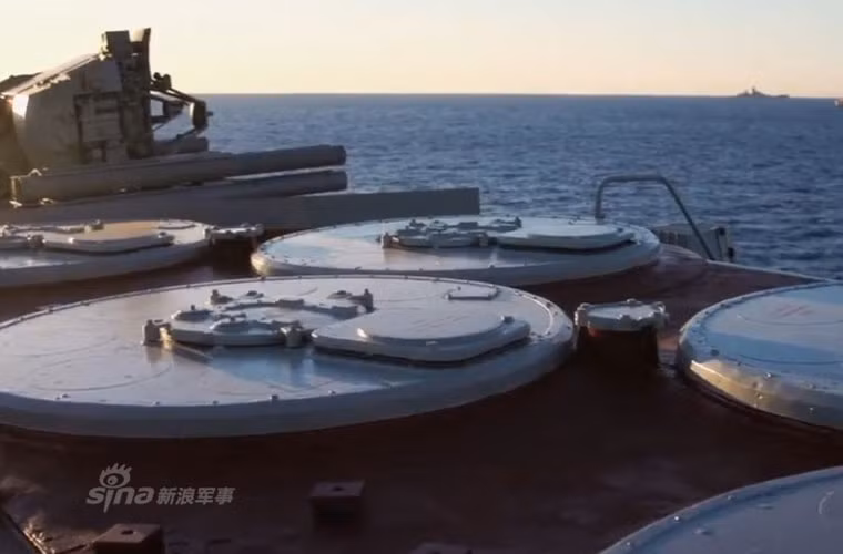 Đô đốc Kuznetsov được trang bị hệ thống vũ khí rất mạnh mẽ gồm cả tên lửa hành trình cho phép triển khai tác chiến độc lập hoàn toàn. Ảnh: Cận cảnh bệ phóng thẳng đứng tên lửa phòng không 3K95 Kinzhal trên tàu. Nguồn ảnh: Sina