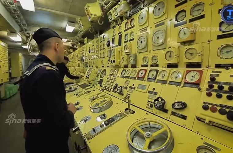 Bên trong phòng điều hành động cơ với chi chít đồng hồ thể hiện thông số kỹ thuật. Động cơ tàu sân bay Kuznetsov là thứ bị chê trách nhiều nhất khi sử dụng hệ thống đẩy hơi nước sản sinh khá nhiều khói, kém tin cậy. Nguồn ảnh: Sina