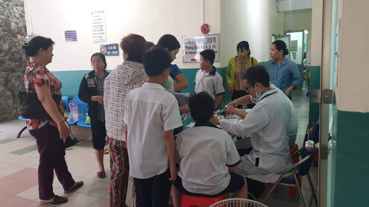 Co giao dai tra sua, 15 hoc sinh nhap vien cap cuu