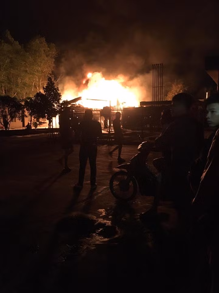 Chay xe bon tiep nhien lieu tai cay xang, 2 nguoi bong nang