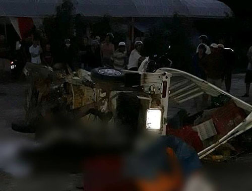 Hai xe tai tong nhau kinh hoang, mot tai xe tu vong trong cabin