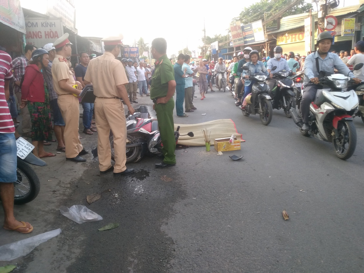 TP.HCM: Nga xuong duong, co gai tre bi xe tai can tu vong