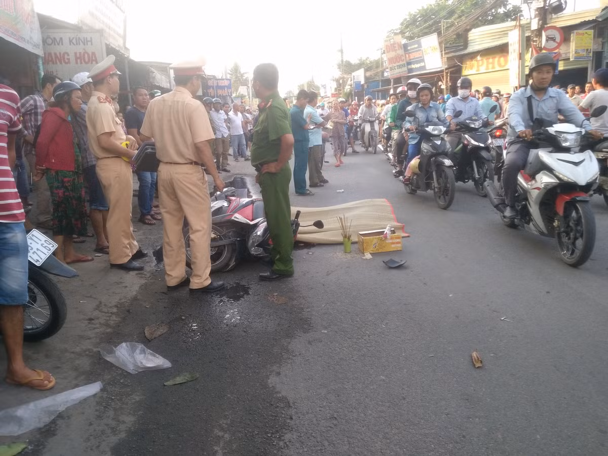 TP.HCM: Nga xuong duong, co gai tre bi xe tai can tu vong