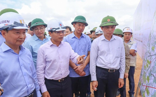  “Trảm” 1 nhà thầu trong lần đầu thị sát cao tốc Bắc – Nam: Trong chuyến thị sát đầu tiên sau nhậm chức tại các dự án cao tốc Bắc - Nam phía Đông giai đoạn 2017 - 2020, các đoạn: Nghi Sơn - Diễn Châu, Quốc lộ 45 - Nghi Sơn, Mai Sơn - Quốc lộ 45, tại gói thầu XL12, Bộ trưởng Nguyễn Văn Thắng phê bình nhà thầu đang thi công không đảm bảo tiến độ là Tổng công ty Đầu tư xây dựng Hoàng Long. "Không còn thời gian để bàn nữa, tôi yêu cầu gạt nhà thầu này sang một bên, nhà thầu đứng đầu liên danh là Tập đoàn Đèo Cả phải tập trung đảm đương, làm bù hết khối lượng chưa làm của thầu Hoàng Long. Ban quản lý dự án Thăng Long phải xử lý về mặt kỹ thuật về vấn đề này", ông Thắng gay gắt.