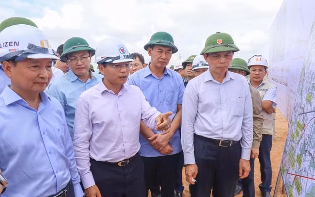  “Trảm” 1 nhà thầu trong lần đầu thị sát cao tốc Bắc – Nam: Trong chuyến thị sát đầu tiên sau nhậm chức tại các dự án cao tốc Bắc - Nam phía Đông giai đoạn 2017 - 2020, các đoạn: Nghi Sơn - Diễn Châu, Quốc lộ 45 - Nghi Sơn, Mai Sơn - Quốc lộ 45, tại gói thầu XL12, Bộ trưởng Nguyễn Văn Thắng phê bình nhà thầu đang thi công không đảm bảo tiến độ là Tổng công ty Đầu tư xây dựng Hoàng Long. "Không còn thời gian để bàn nữa, tôi yêu cầu gạt nhà thầu này sang một bên, nhà thầu đứng đầu liên danh là Tập đoàn Đèo Cả phải tập trung đảm đương, làm bù hết khối lượng chưa làm của thầu Hoàng Long. Ban quản lý dự án Thăng Long phải xử lý về mặt kỹ thuật về vấn đề này", ông Thắng gay gắt.