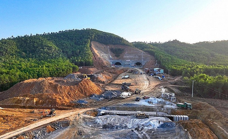  Xem xét loại bỏ 3 nhà thầu yếu kém tại dự án cao tốc Diễn Châu- Bãi Vọt: Trong công văn mới đây gửi BQL dự án 6, Công ty TP Đầu tư Phúc Thành Hưng (doanh nghiệp dự án), Bộ GTVT yêu cầu khẩn trương chỉ đạo các nhà thầu huy động thiết bị, máy móc, nhân lực thực hiện các giải pháp đẩy nhanh tiến độ thi công dự án PPP đường bộ cao tốc Bắc-Nam, đoạn Diễn Châu-Bãi Vọt. Trước tiến độ thi công dự án rất chậm, Bộ GTVT yêu cầu nhà đầu tư/doanh nghiệp dự án kiên quyết loại bỏ các nhà thầu yếu kém về năng lực ra khỏi dự án (đặc biệt là các nhà thầu Công ty cổ phần 456, Công ty cổ phần Đầu tư và xây dựng Vina2, Công ty Trách nhiệm hữu hạn Đại Hiệp).