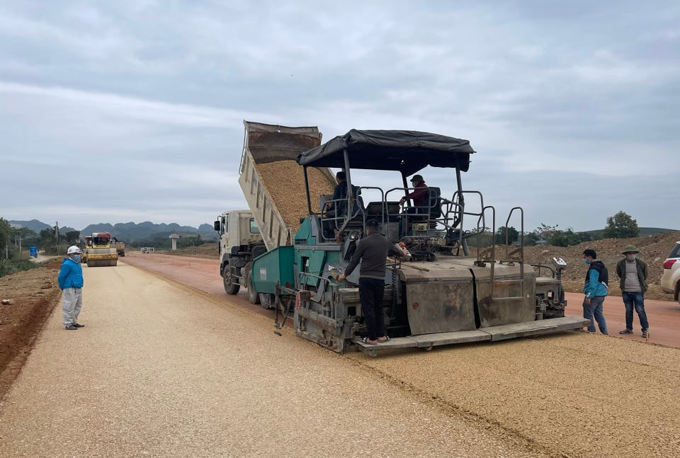  Cấm bán thầu cao tốc Bắc Nam: Tại cuộc họp trực tuyến kiểm điểm tiến độ dự án xây dựng đường bộ cao tốc Bắc - Nam phía Đông, Bộ trưởng Nguyễn Văn Thắng yêu cầu các Ban QLDA tiếp tục tập trung tổ chức thực hiện thẩm định, phê duyệt thiết kế kỹ thuật, dự toán đối với 12 gói thầu (dự kiến khởi công) trước ngày 15/11. Đáng chú ý, ông Thắng lưu ý và yêu cầu Ban Quản lý dự án kiểm soát chặt chẽ việc lựa chọn nhà thầu để chọn được nhà thầu mạnh, tuyệt đối không để xảy ra tình trạng bán thầu. Giám đốc các Ban Quản lý dự án chịu trách nhiệm toàn diện trước pháp luật và Bộ trưởng nếu để xảy ra tình trạng bán thầu và các vấn đề tiêu cực trong lựa chọn nhà thầu. 