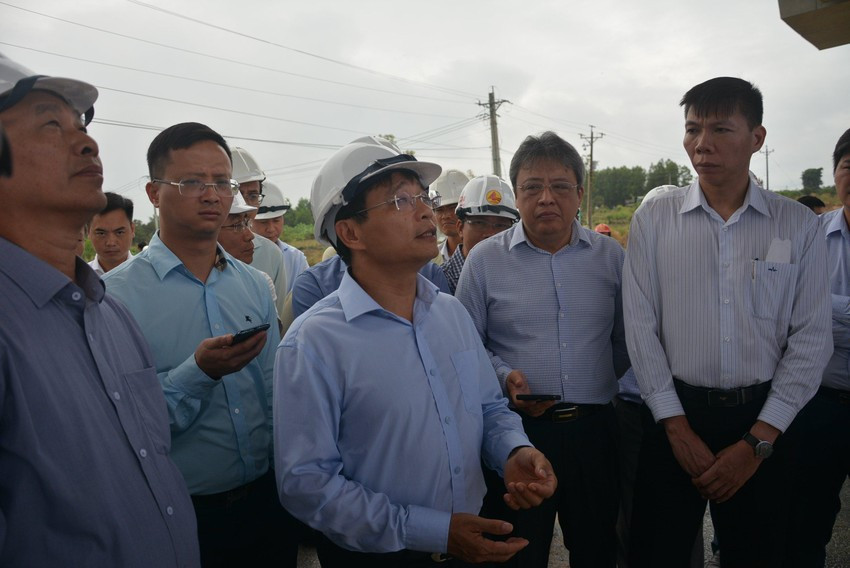 “Đây là dự án vô cùng quan trọng, chúng ta đã đi được 2/3 chặng đường rồi. Phải tập trung tối đa vào để hoàn thành đúng cam kết. Chúng ta không còn đường lùi nữa. Ban quản lý dự án báo cáo tiến độ hàng ngày với Bộ GTVT, để dự án chậm tiến độ thì Nhà nước cũng thiệt, doanh nghiệp cũng thiệt, người dân cũng thiệt.”, Bộ trưởng Nguyễn Văn Thắng nói. 